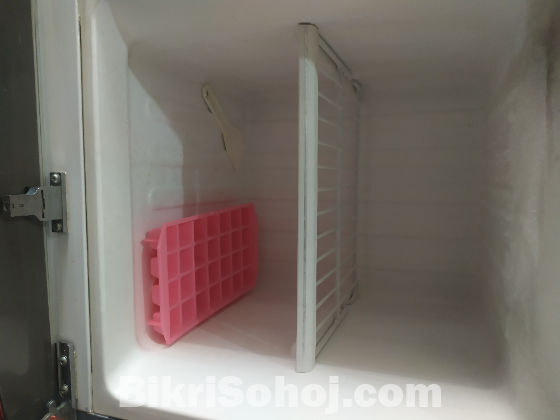 Walton fridge with stabiliser and ice tray for sale
